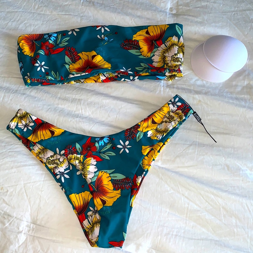 ZAFUL Island 🏝 Bandeau Bikini (Medium ONLY worn ONCE)